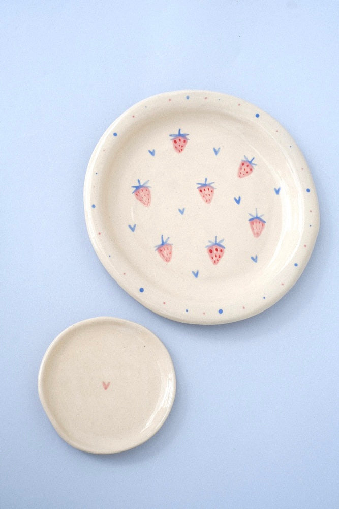 Assiette pour enfant en céramique, motifs fraise et coeurs