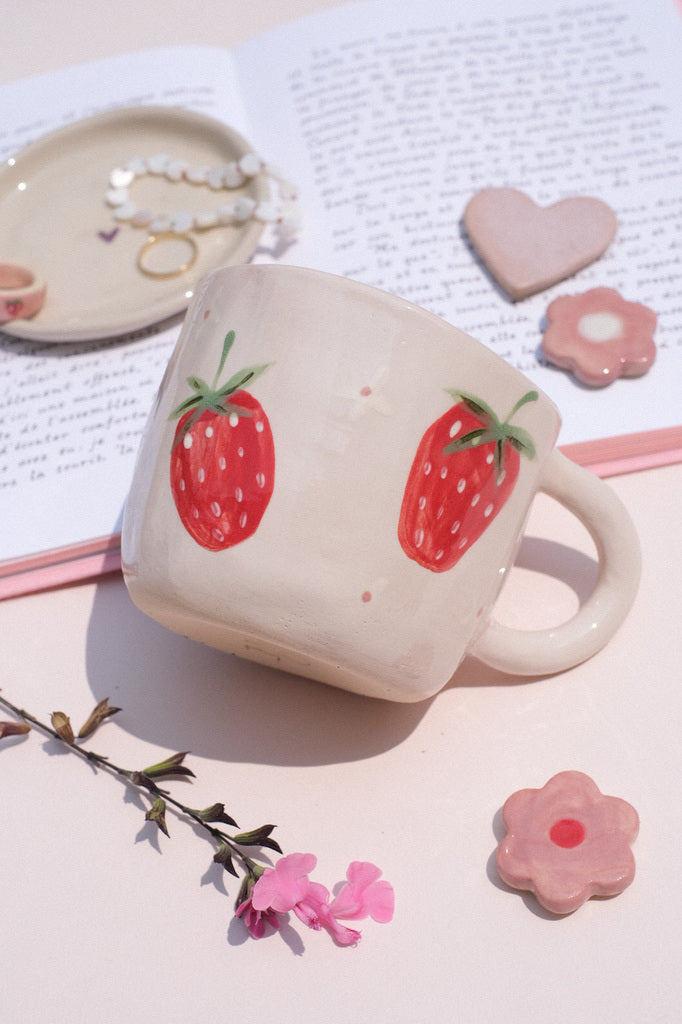 Mug en grès motif fraises – fait main avec amour