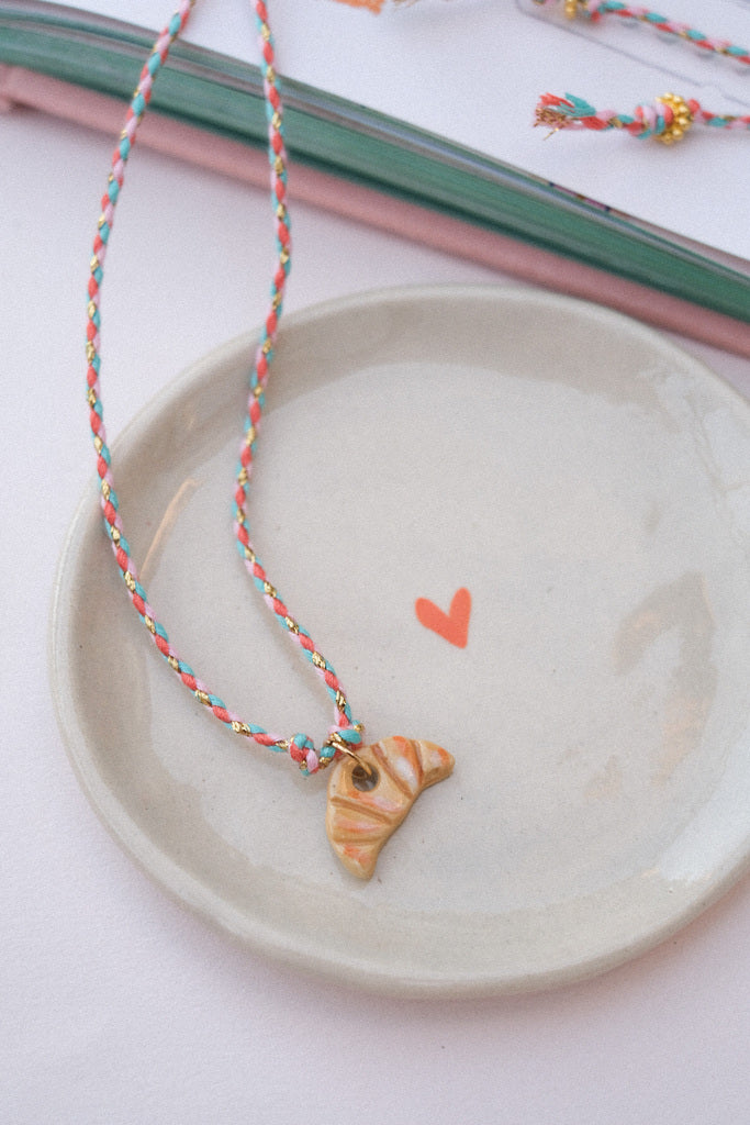 💕 Collier croissant en céramique – cordon fraise