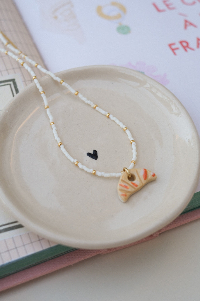 🥐 Collier croissant en céramique – perles blanches & dorées
