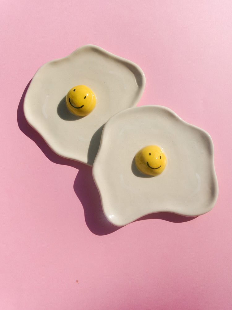 Œuf au plat en céramique décoratif