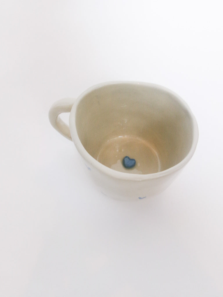Mug en céramique - Petits cœurs peints à la main