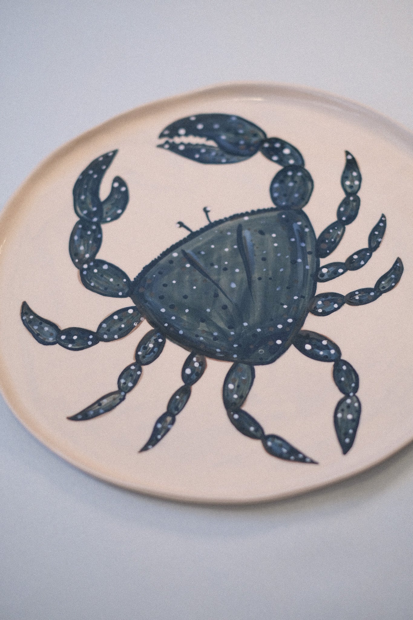 Plat signature 35 cm – Crabe peint à la main