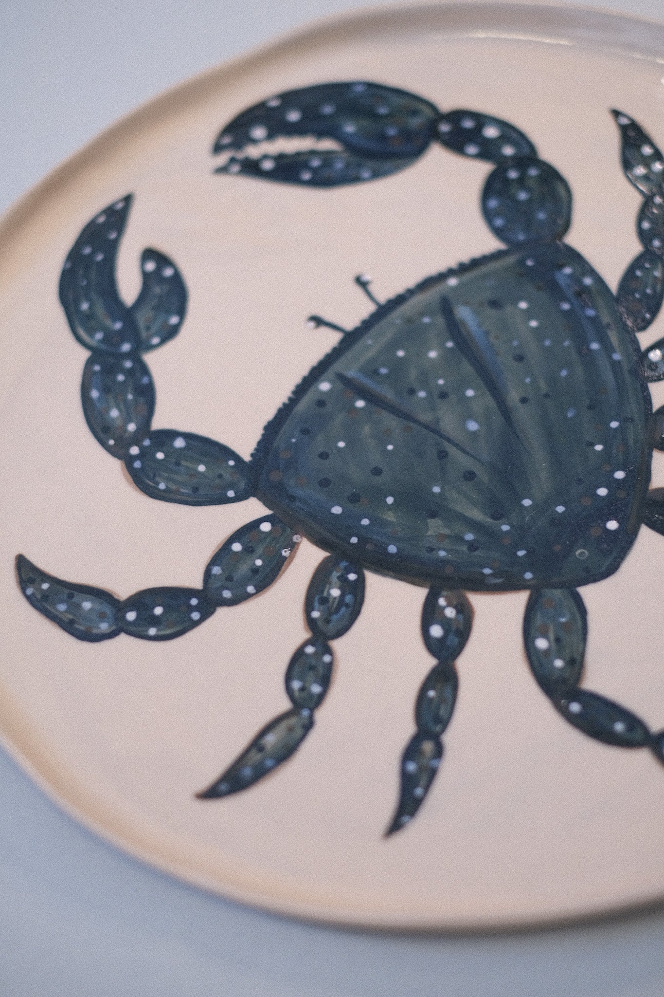 Plat signature 35 cm – Crabe peint à la main