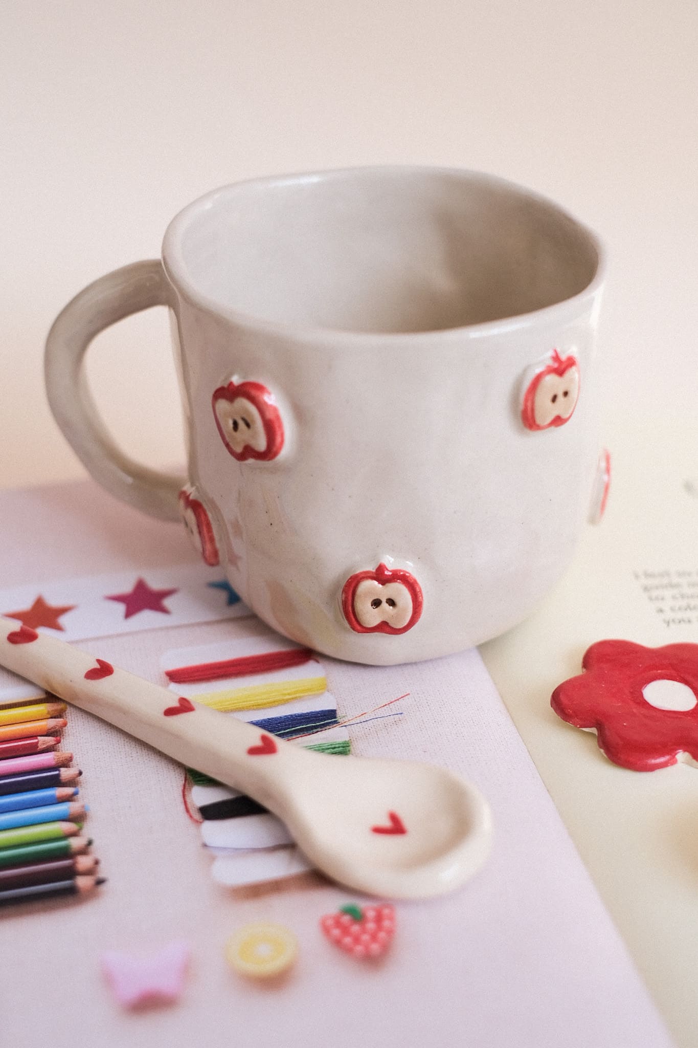 Mug en céramique petites pommes rouges