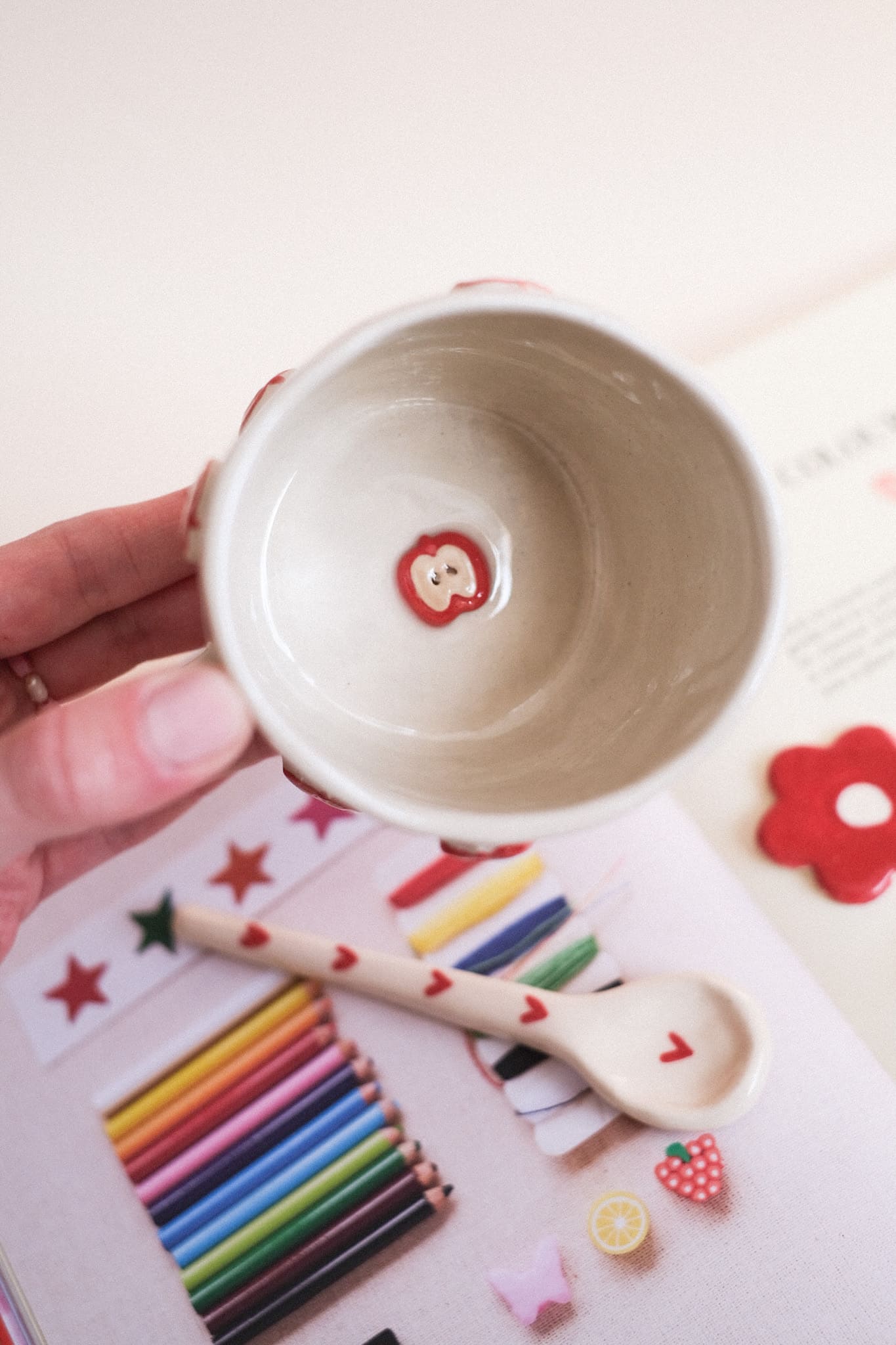 Mug en céramique petites pommes rouges