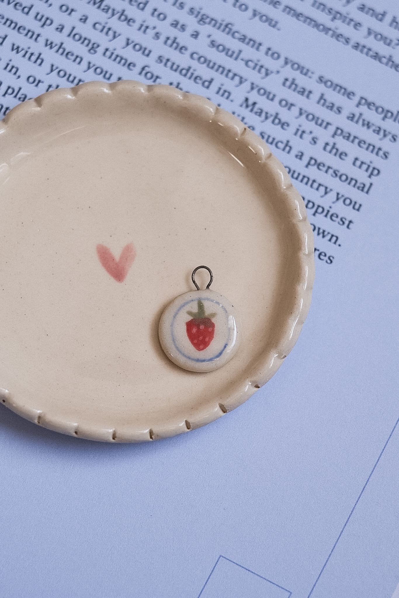 Médaille en céramique artisanale faite main