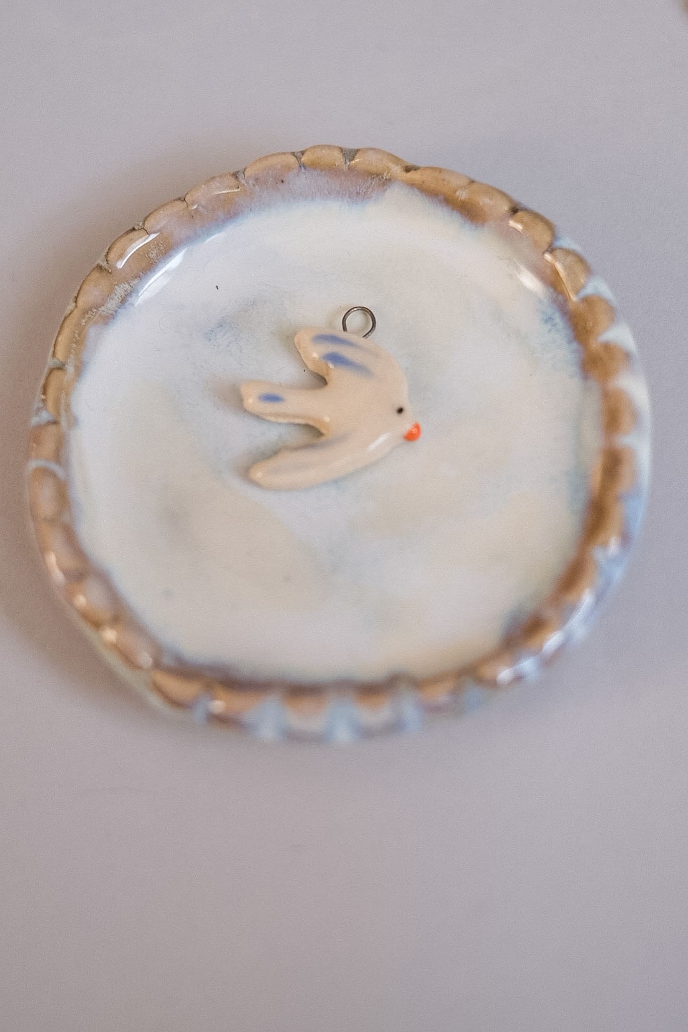 Médaille en céramique artisanale faite main