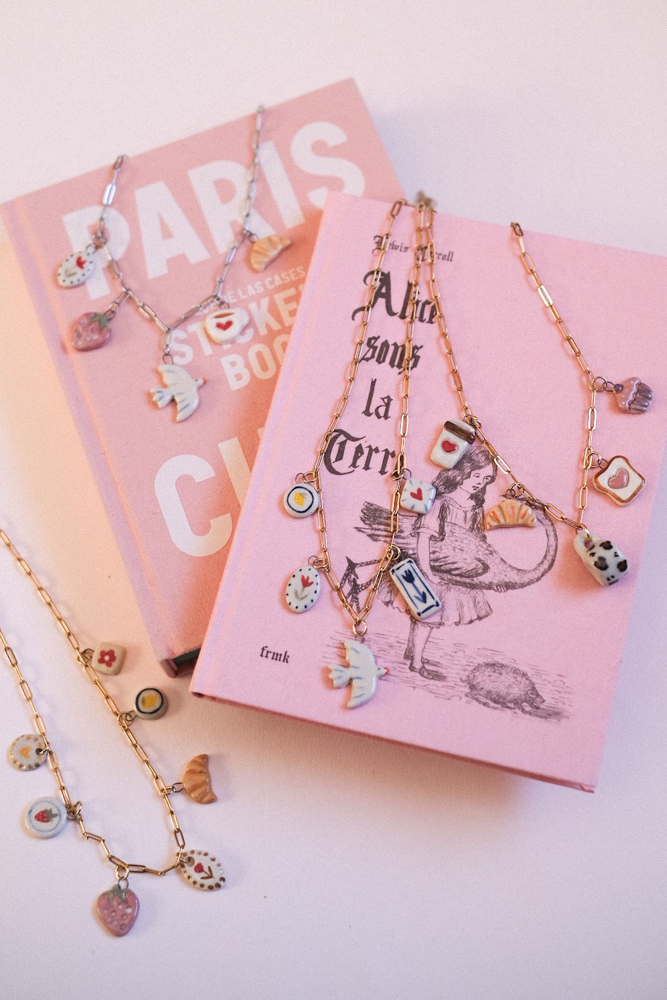 Collier à breloques en céramique artisanale