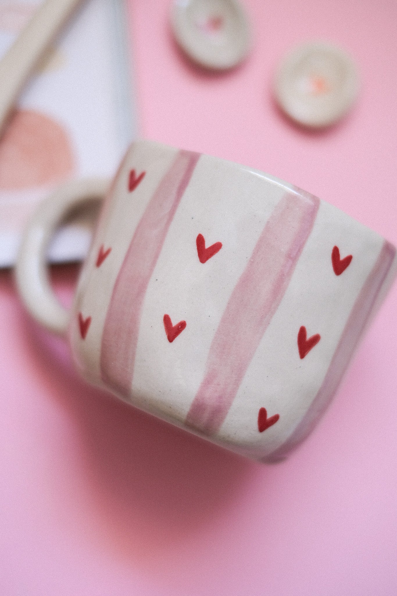 Mug en céramique - Rayures Roses & Cœurs Rouges