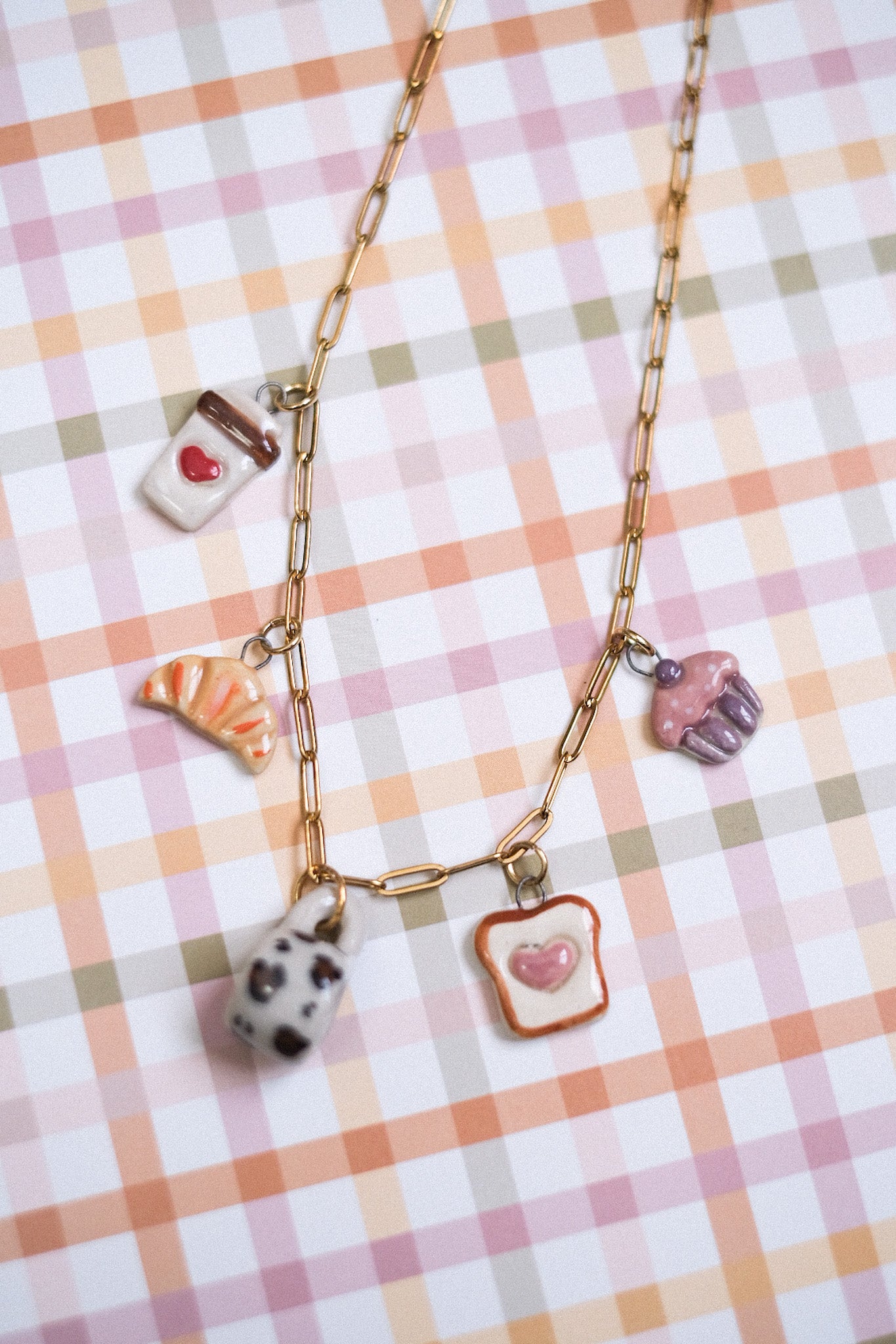 Collier à breloques en céramique artisanale