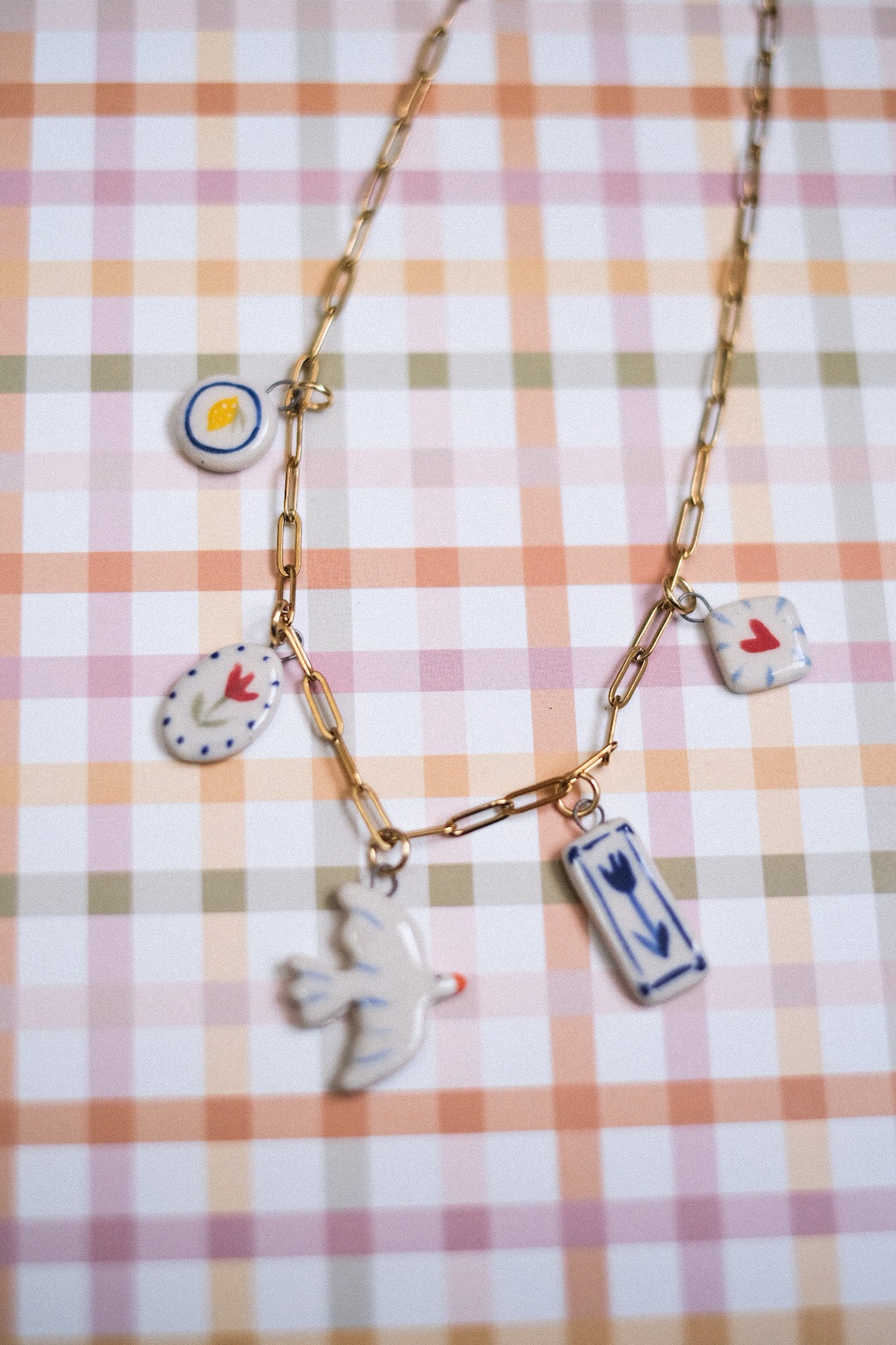 Collier à breloques en céramique artisanale