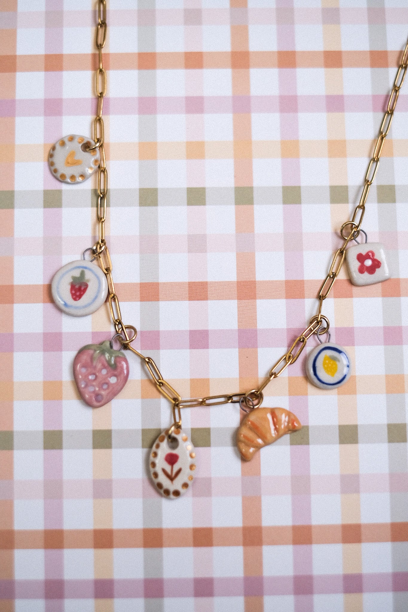 Collier à breloques en céramique artisanale