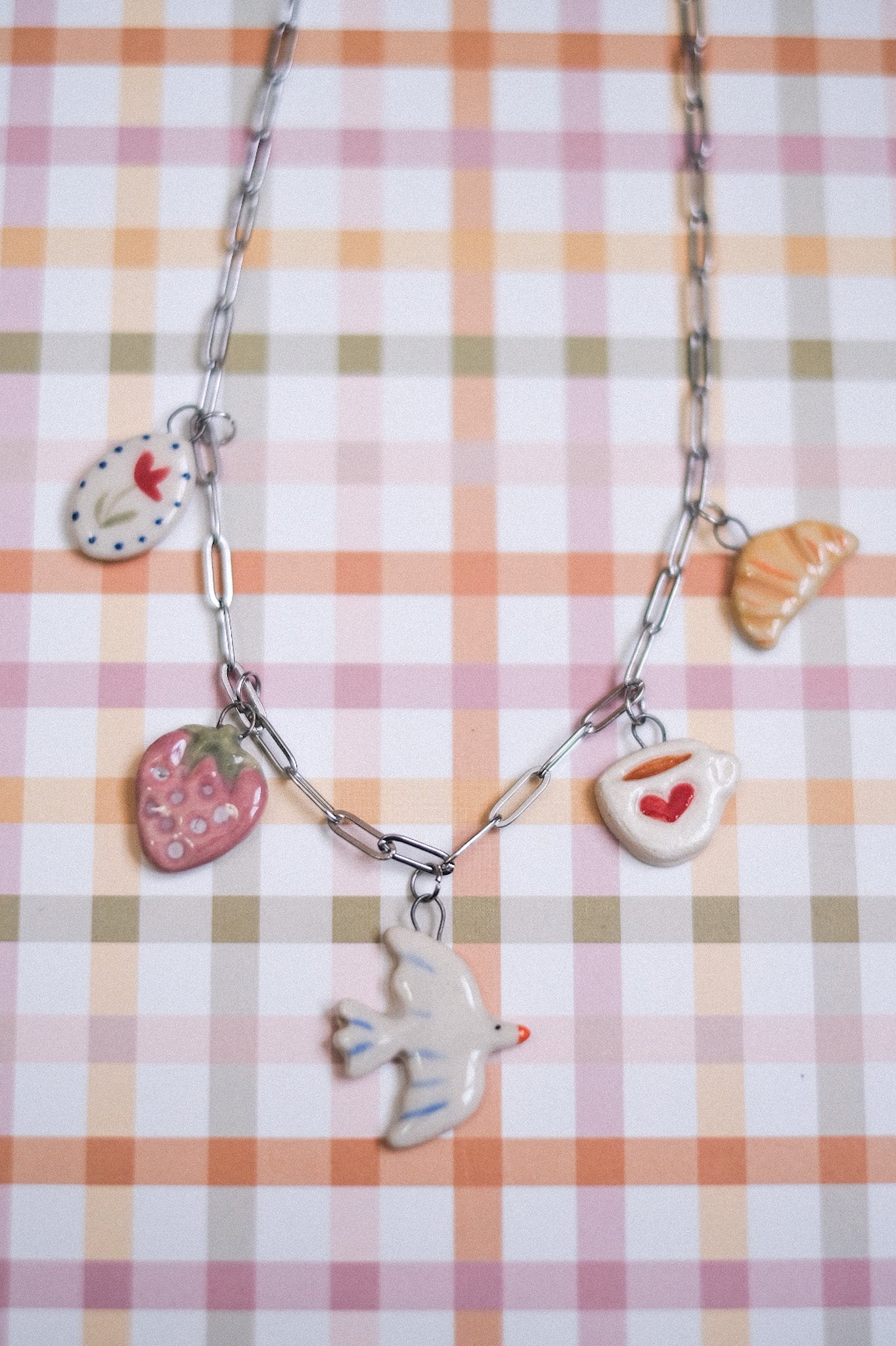 Collier à breloques en céramique artisanale
