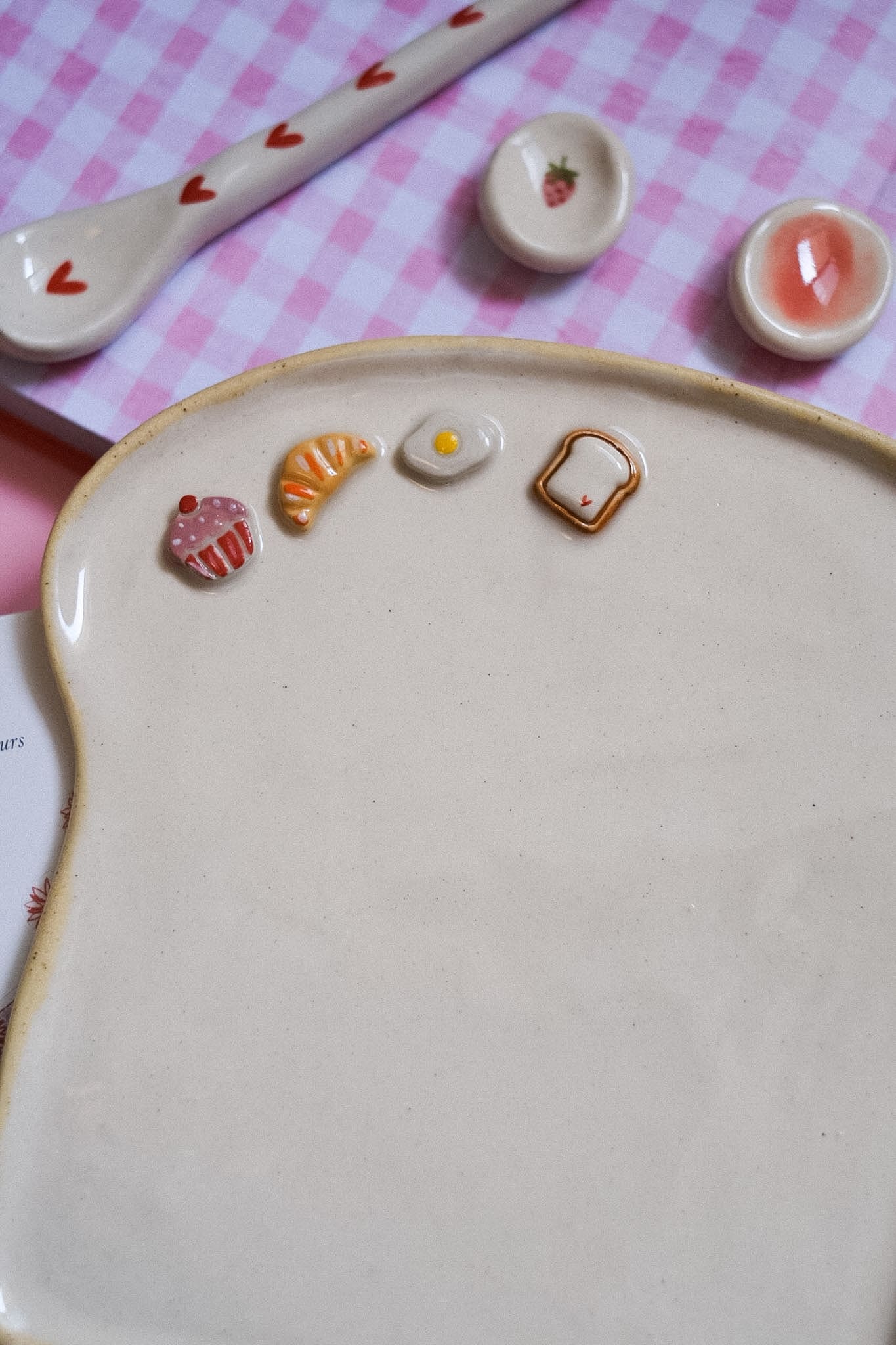 Assiette tartine XL céramique artisanale détails miniatures