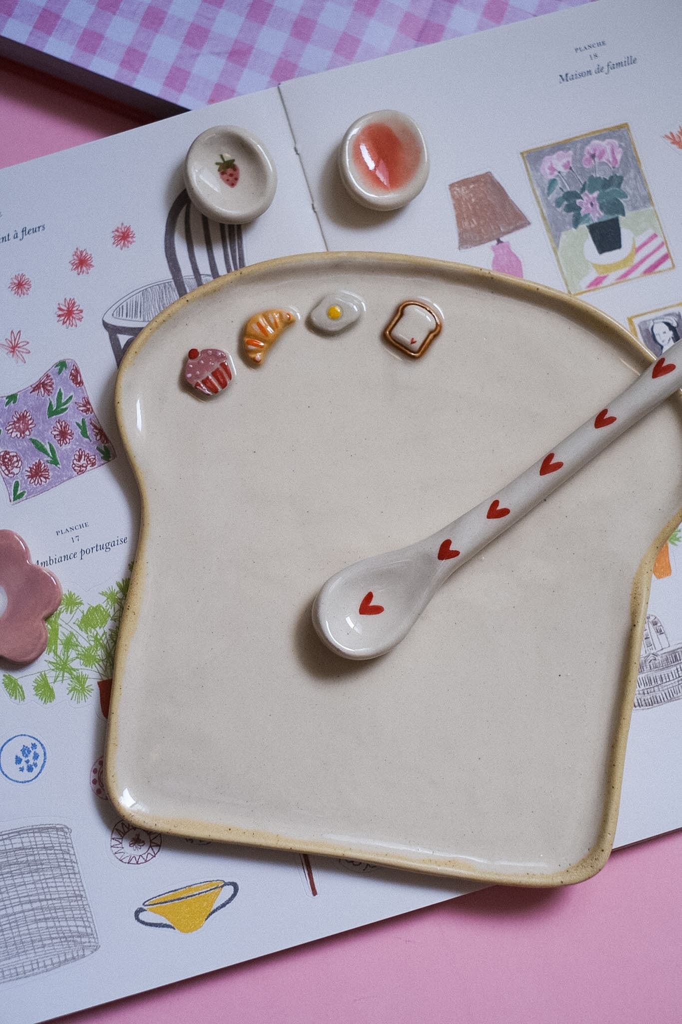 Assiette tartine XL céramique artisanale détails miniatures
