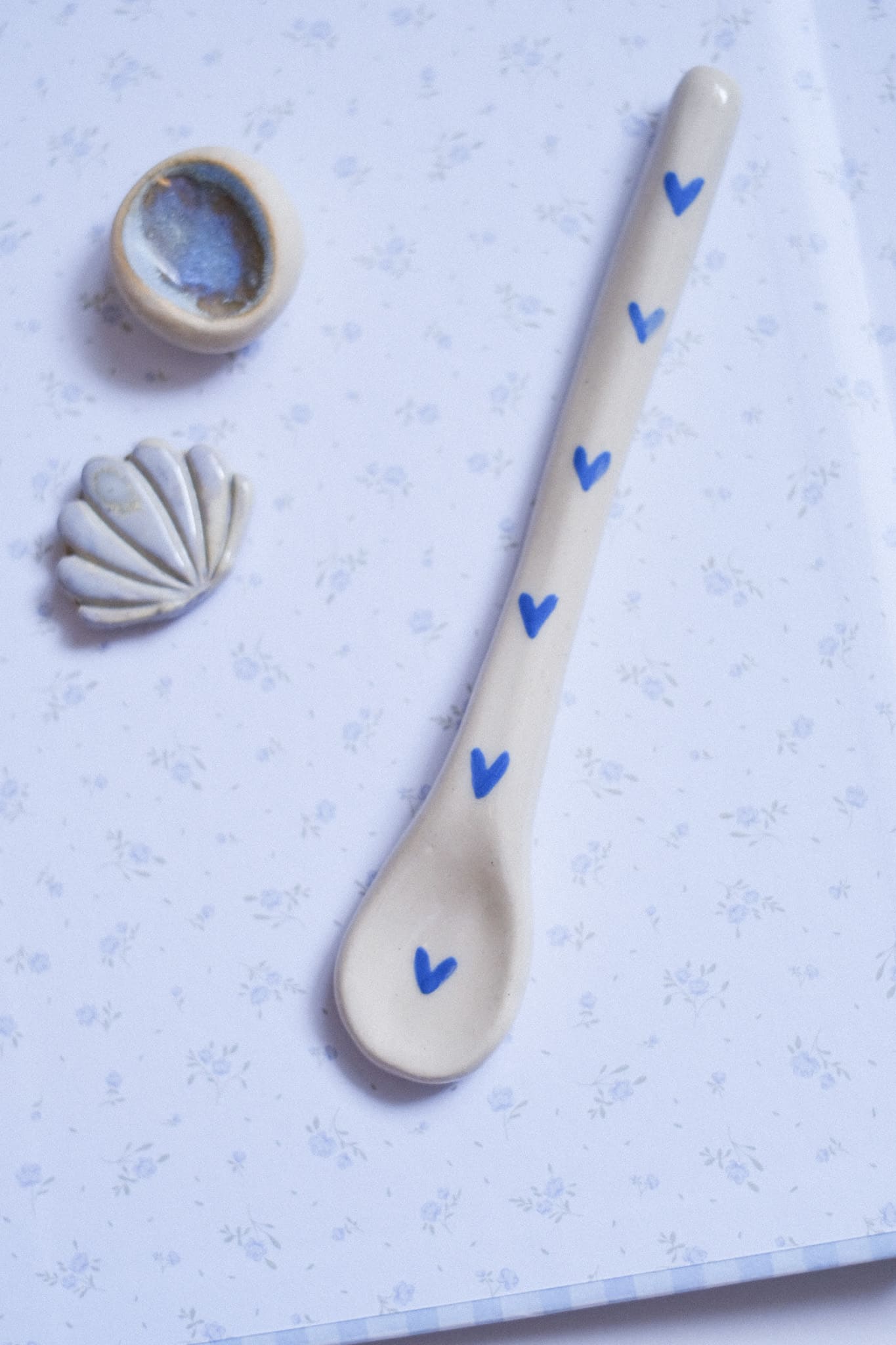 Cuillère en céramique artisanale - motif petits coeurs