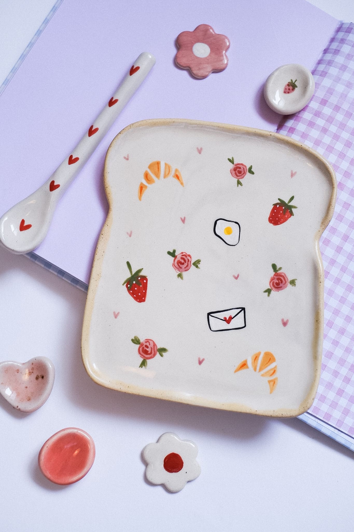 Assiette tartine en céramique artisanale motifs gourmands et fleuris