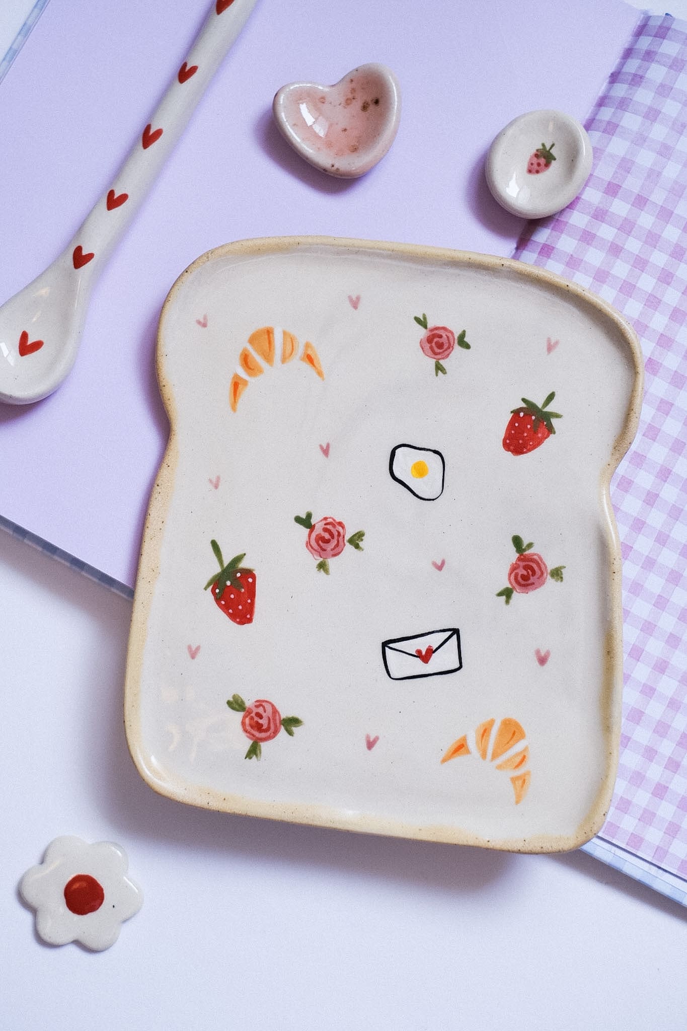 Assiette tartine en céramique artisanale motifs gourmands et fleuris