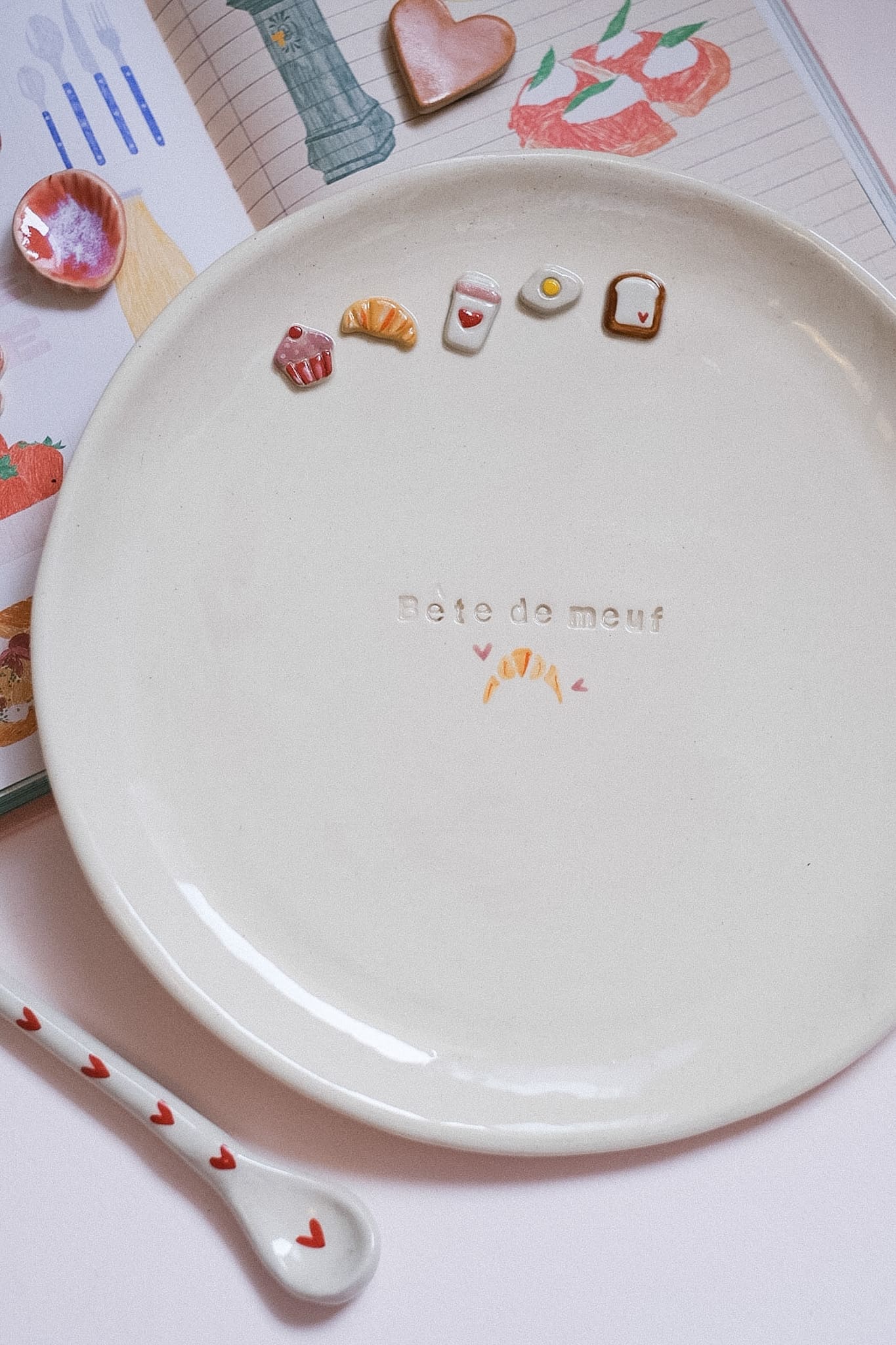 Assiette céramique artisanale gravée bête de meuf éléments 3D