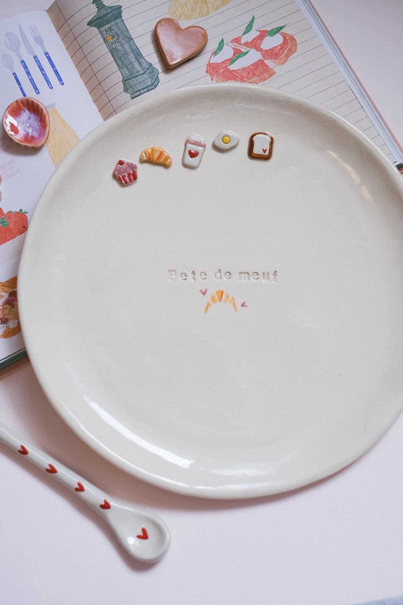 Assiette céramique artisanale gravée bête de meuf éléments 3D