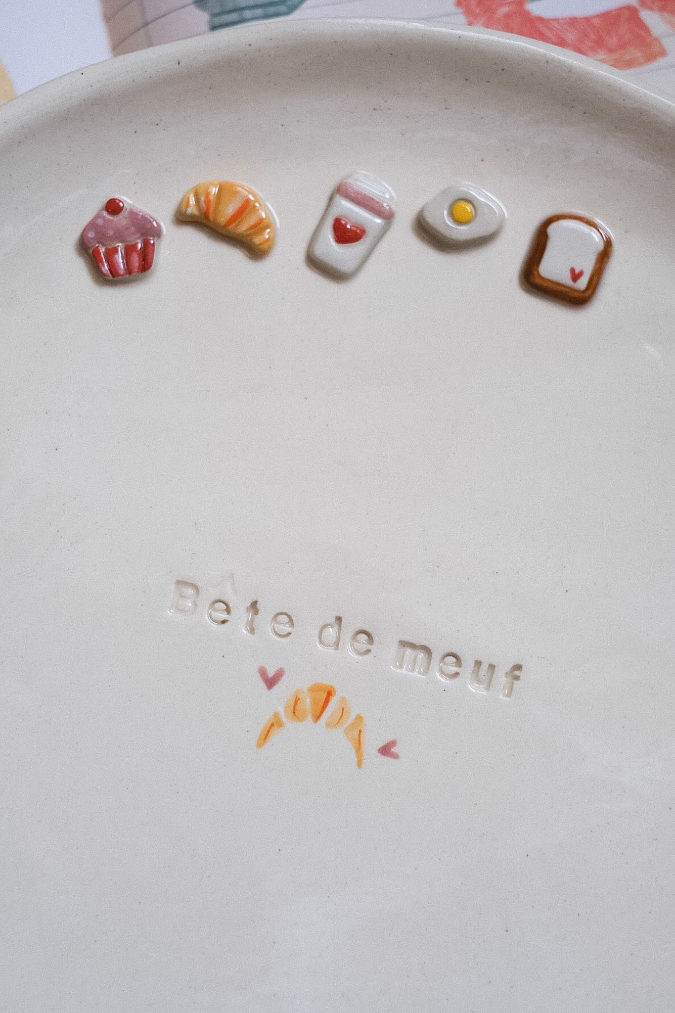 Assiette céramique artisanale gravée bête de meuf éléments 3D