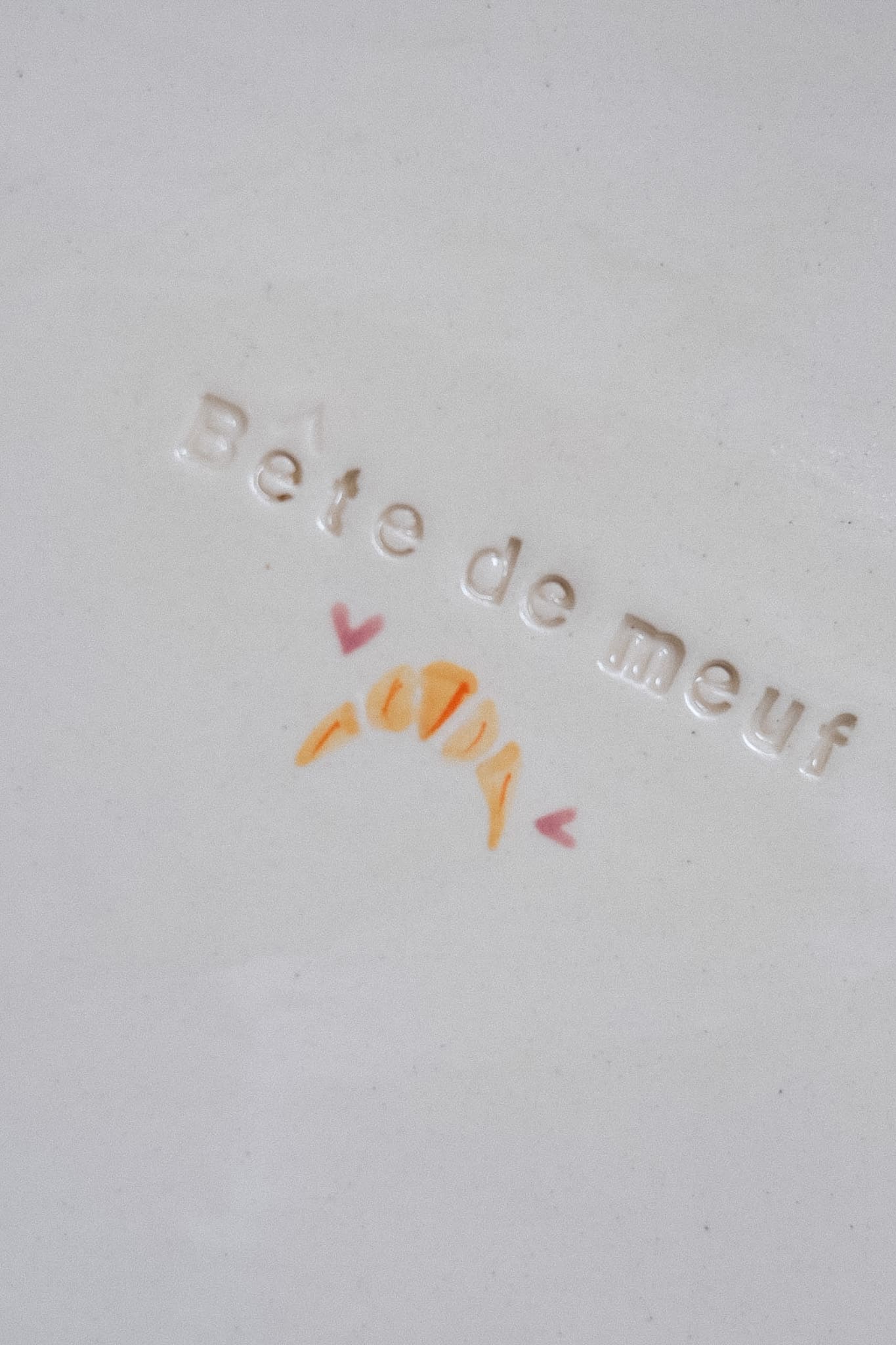 Assiette céramique artisanale gravée bête de meuf éléments 3D