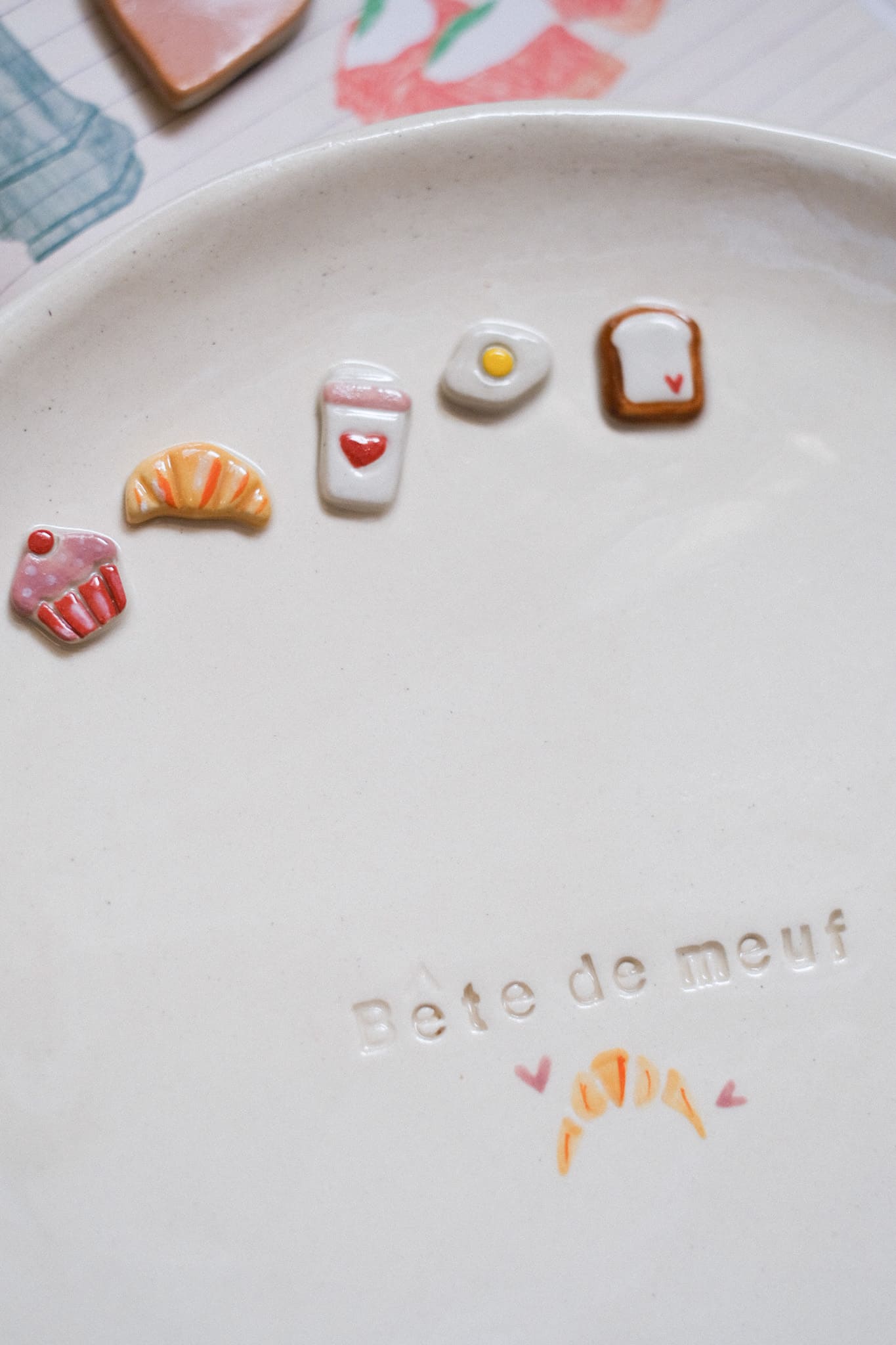 Assiette céramique artisanale gravée bête de meuf éléments 3D