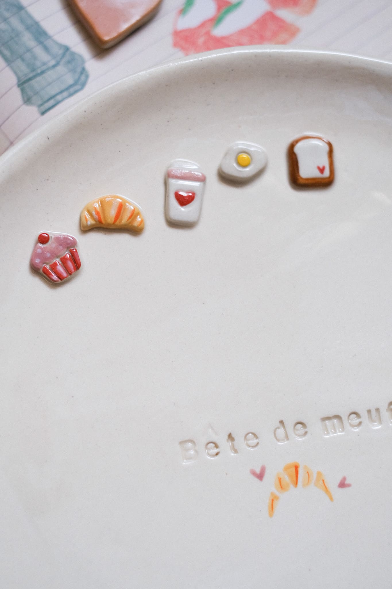 Assiette céramique artisanale gravée bête de meuf éléments 3D