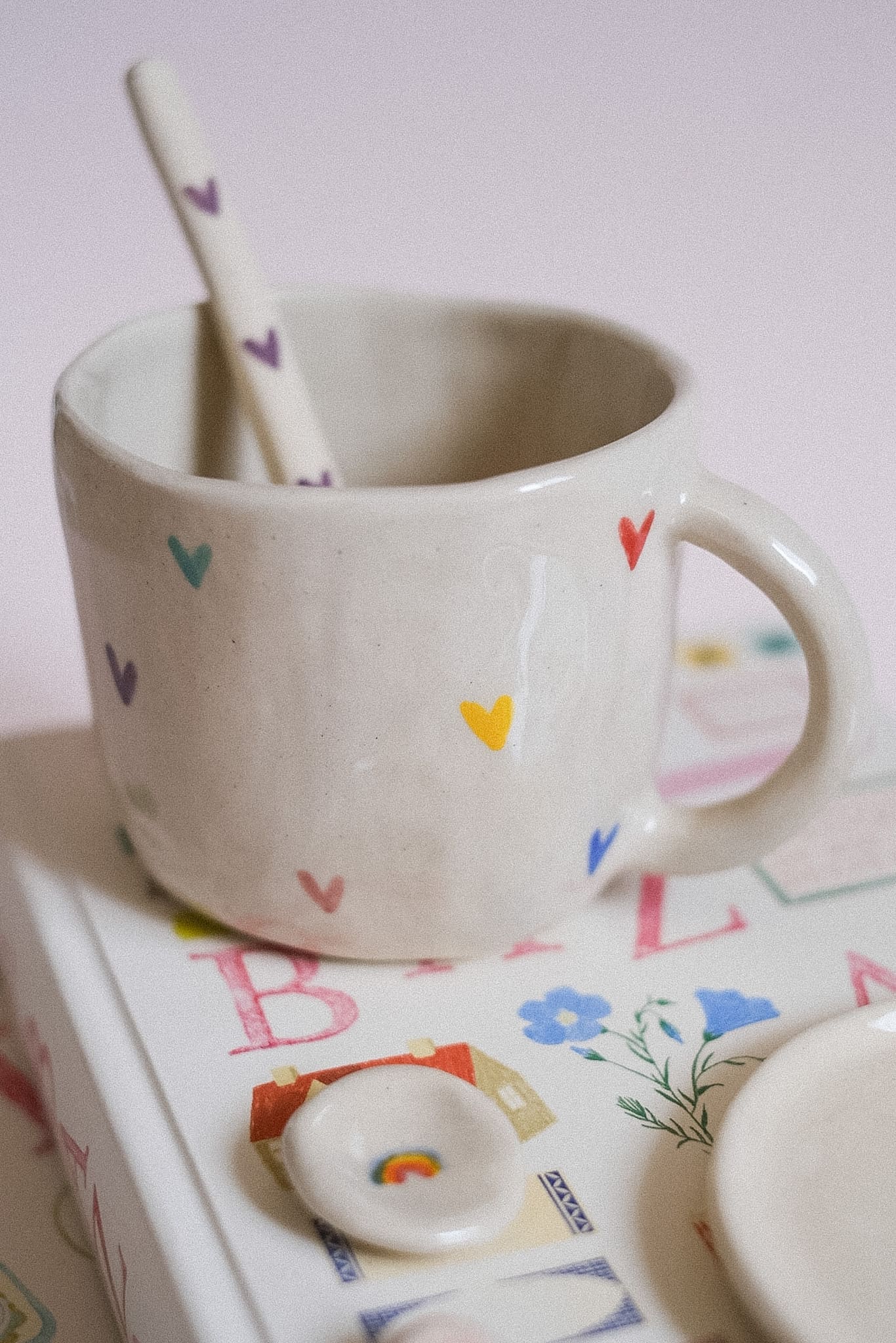 Mugs en céramique petits cœurs multicolores