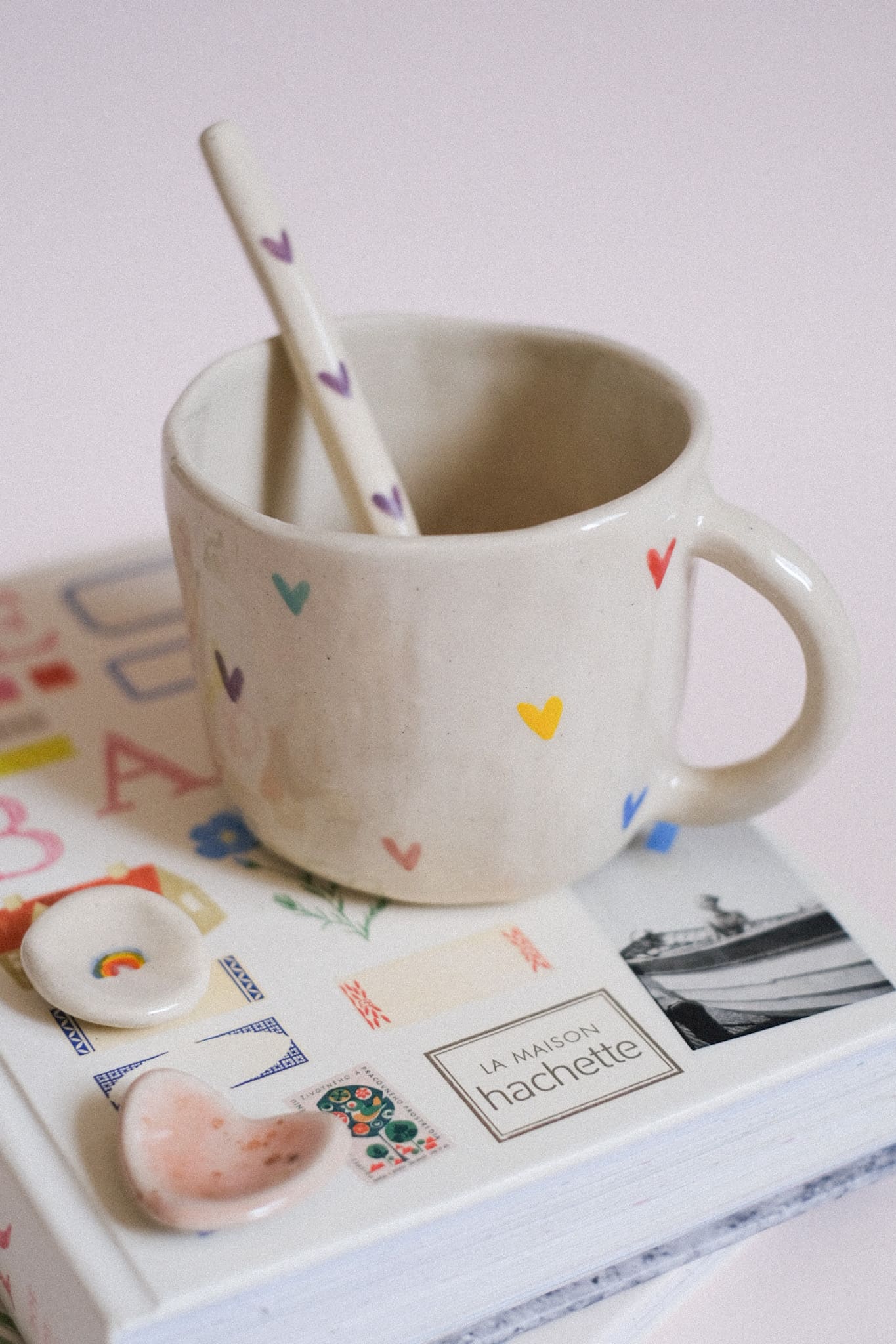 Mugs en céramique petits cœurs multicolores