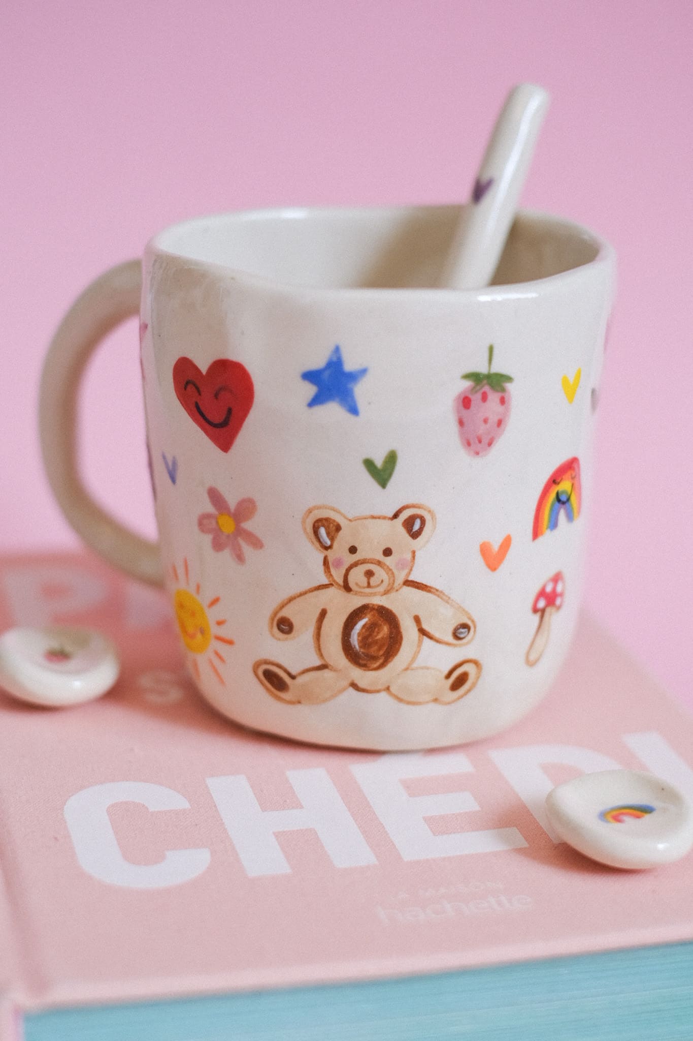 Grand mug en grès peint main motifs colorés multicolores