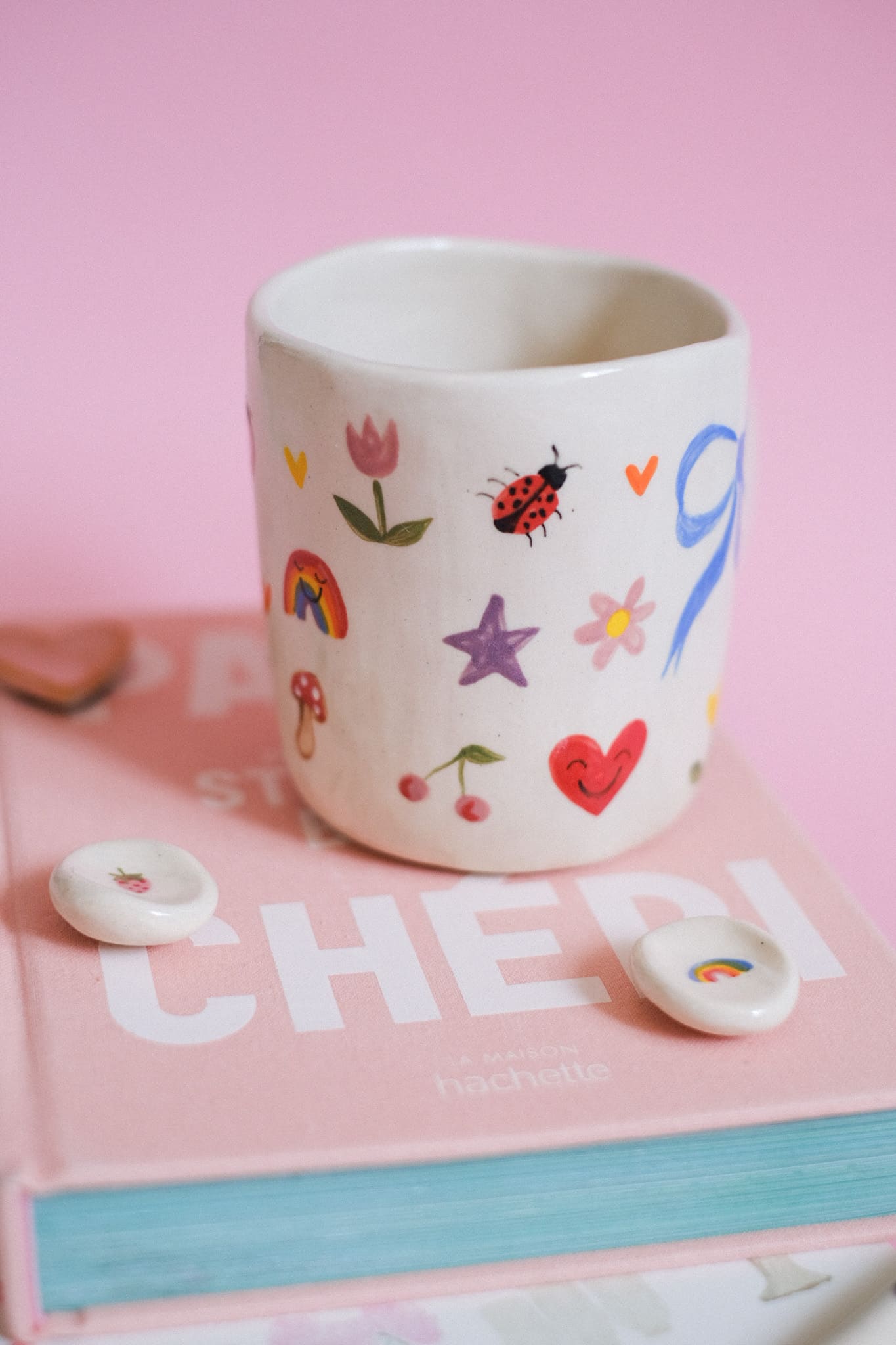 Grand mug en grès peint main motifs colorés multicolores