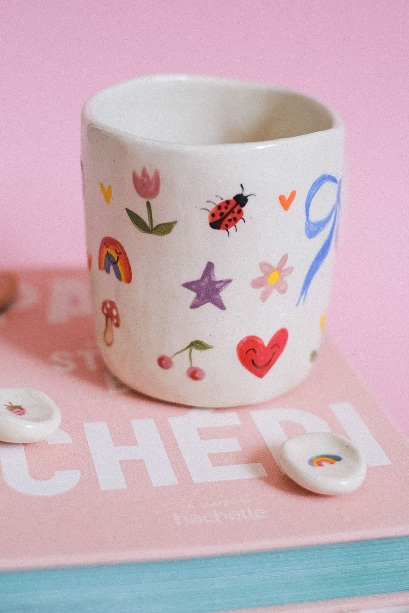 Grand mug en grès peint main motifs colorés multicolores