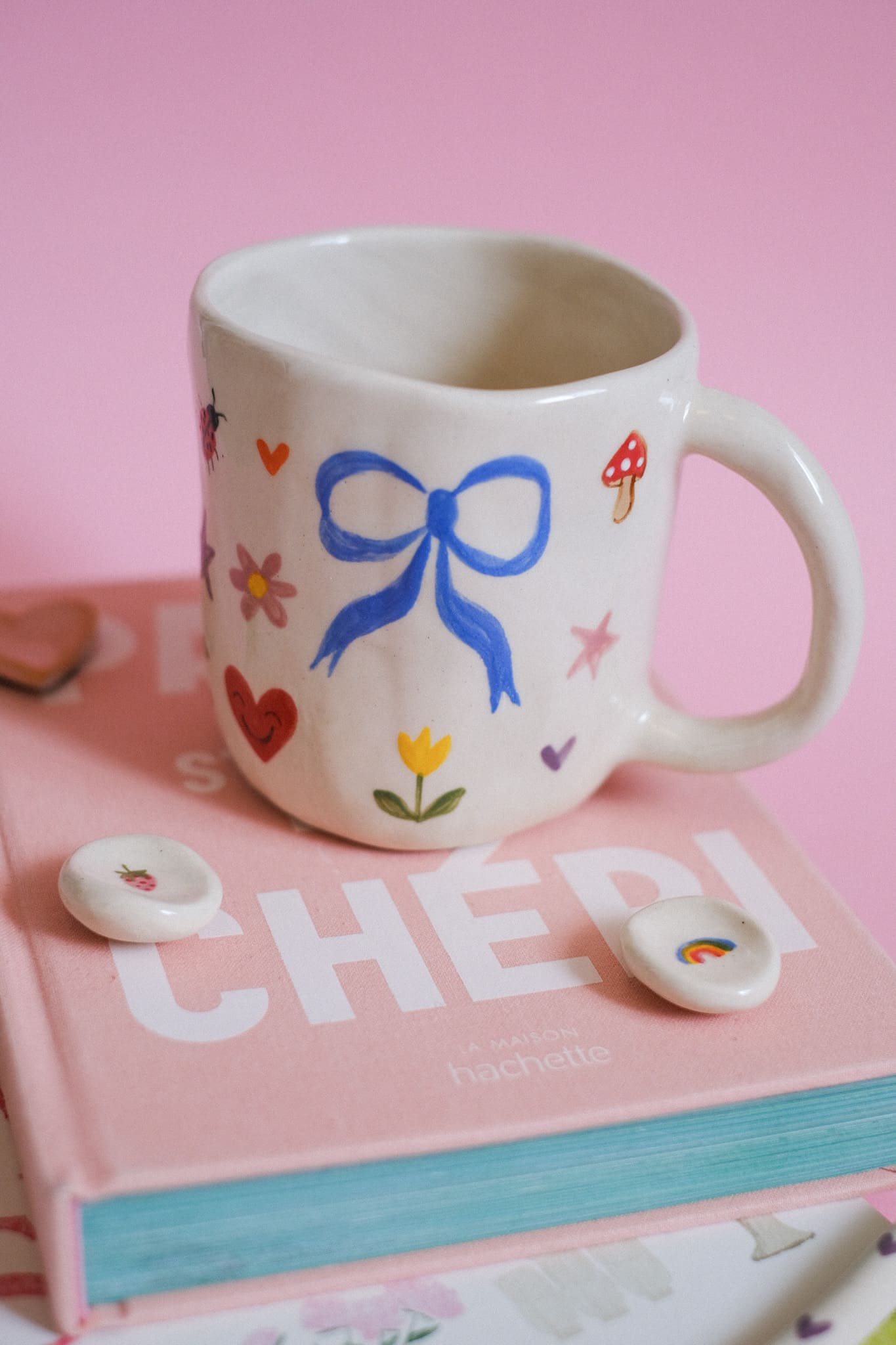 Grand mug en grès peint main motifs colorés multicolores