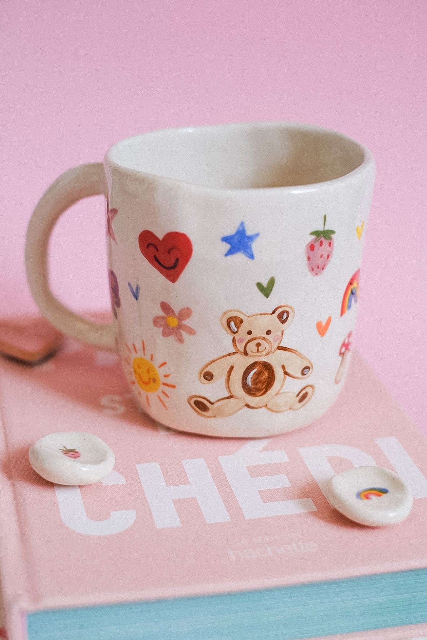 Grand mug en grès peint main motifs colorés multicolores
