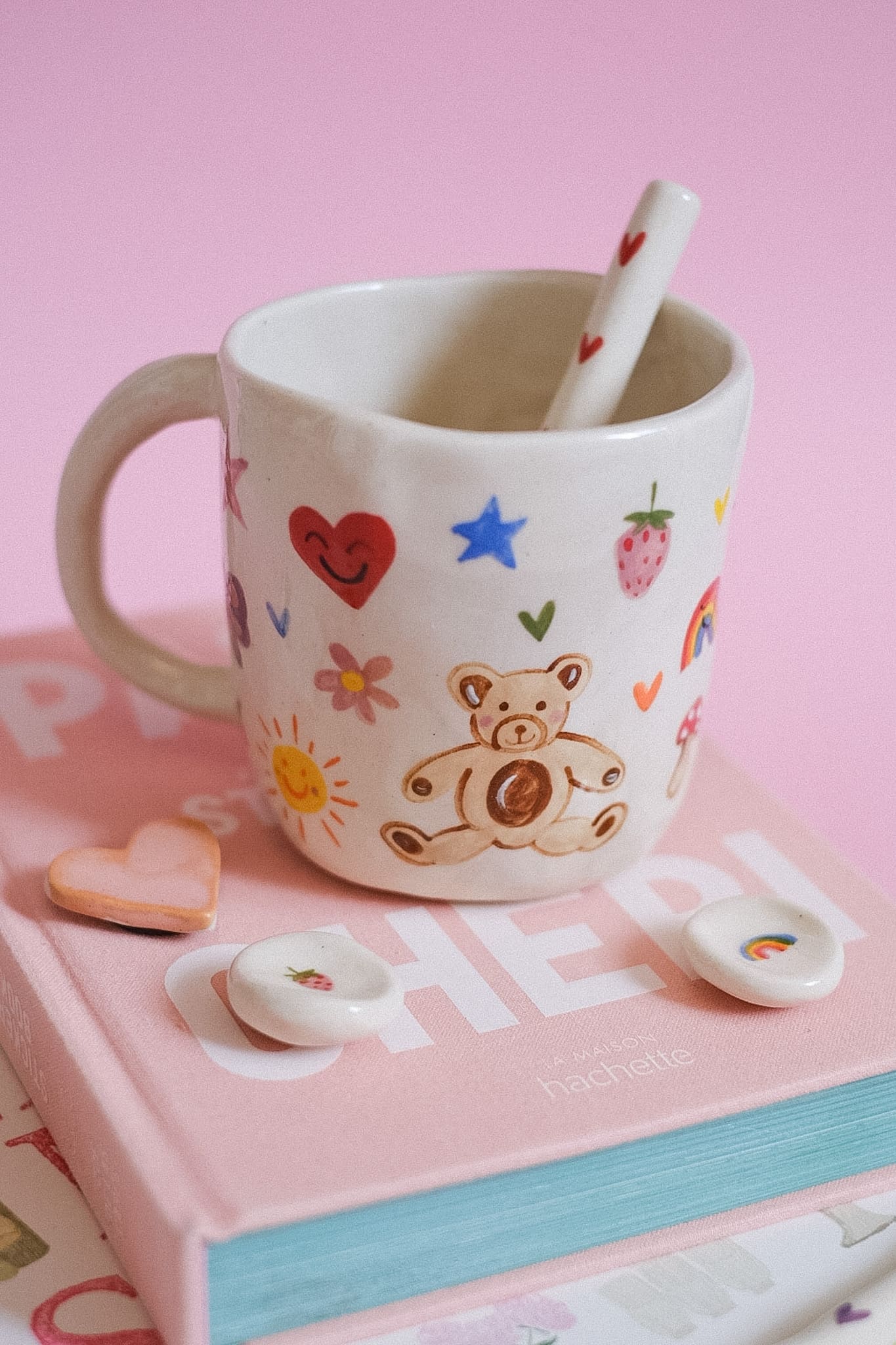 Grand mug en grès peint main motifs colorés multicolores