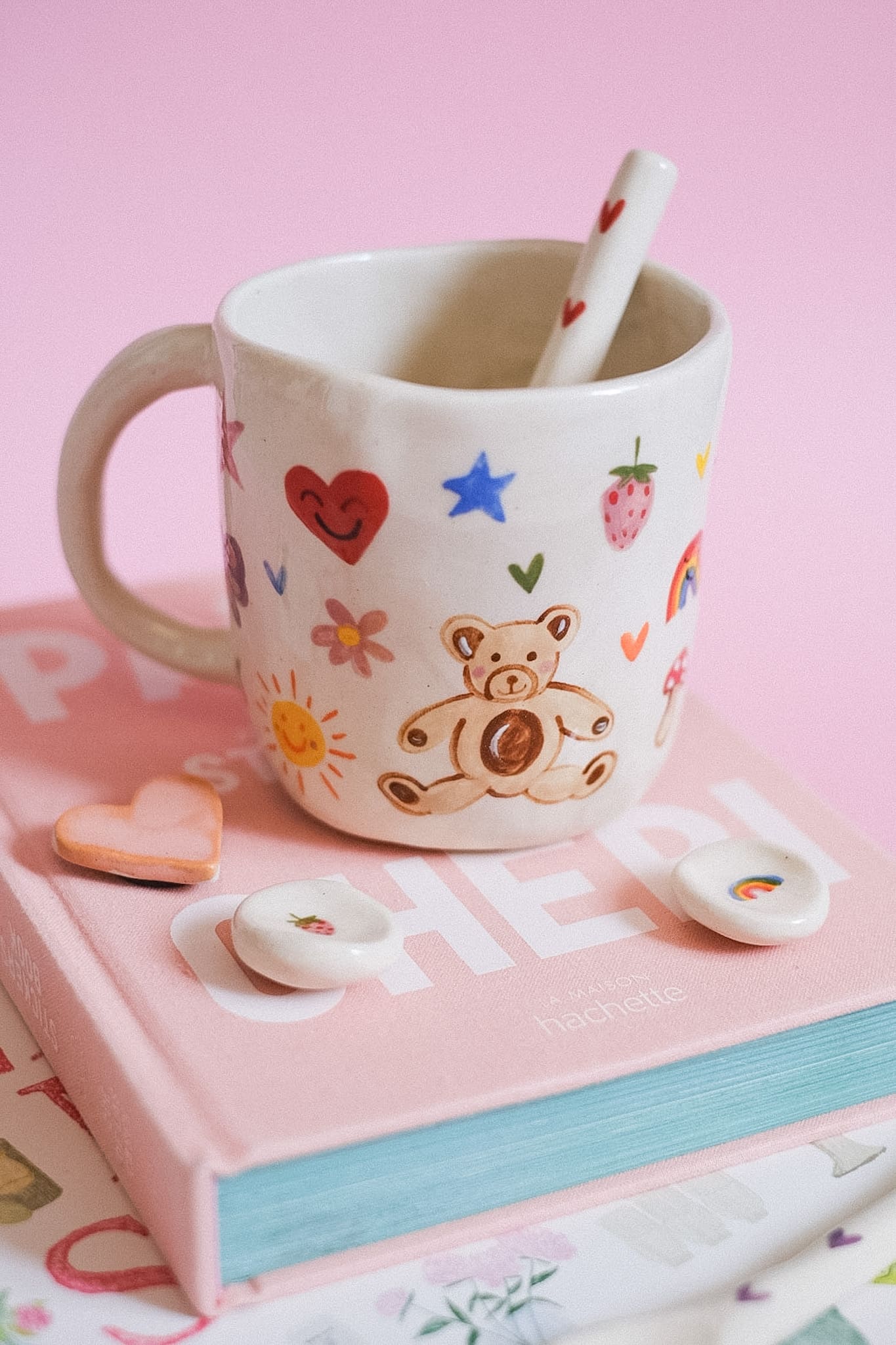 Grand mug en grès peint main motifs colorés multicolores
