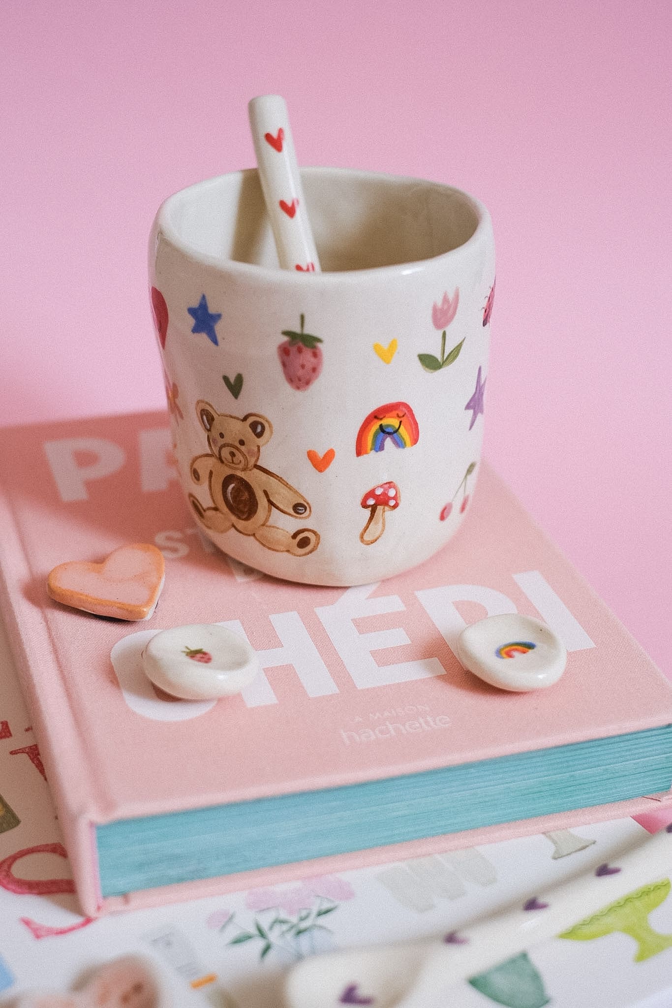 Grand mug en grès peint main motifs colorés multicolores