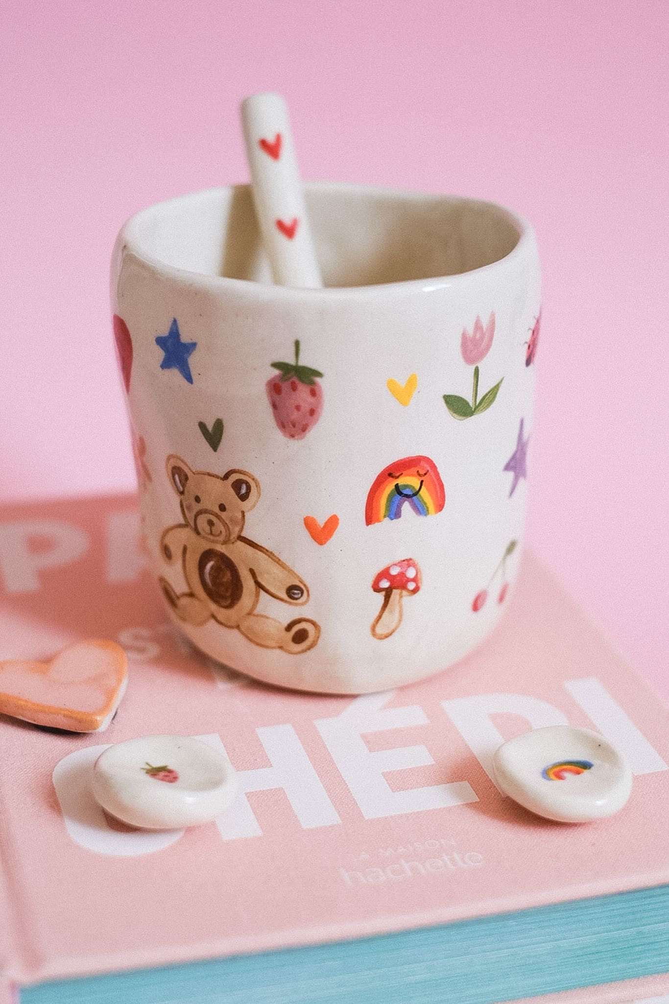 Grand mug en grès peint main motifs colorés multicolores