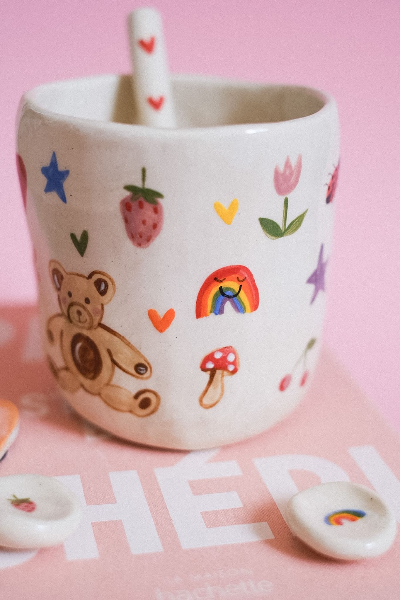 Grand mug en grès peint main motifs colorés multicolores