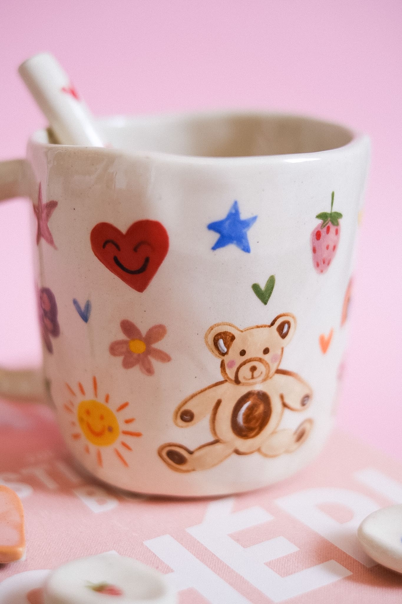 Grand mug en grès peint main motifs colorés multicolores