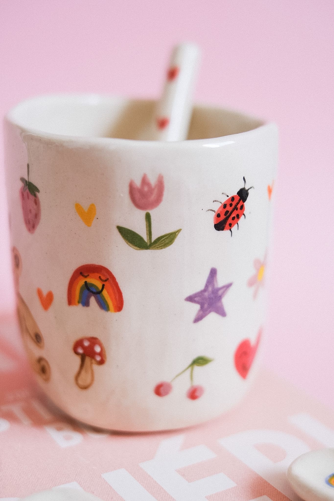 Grand mug en grès peint main motifs colorés multicolores