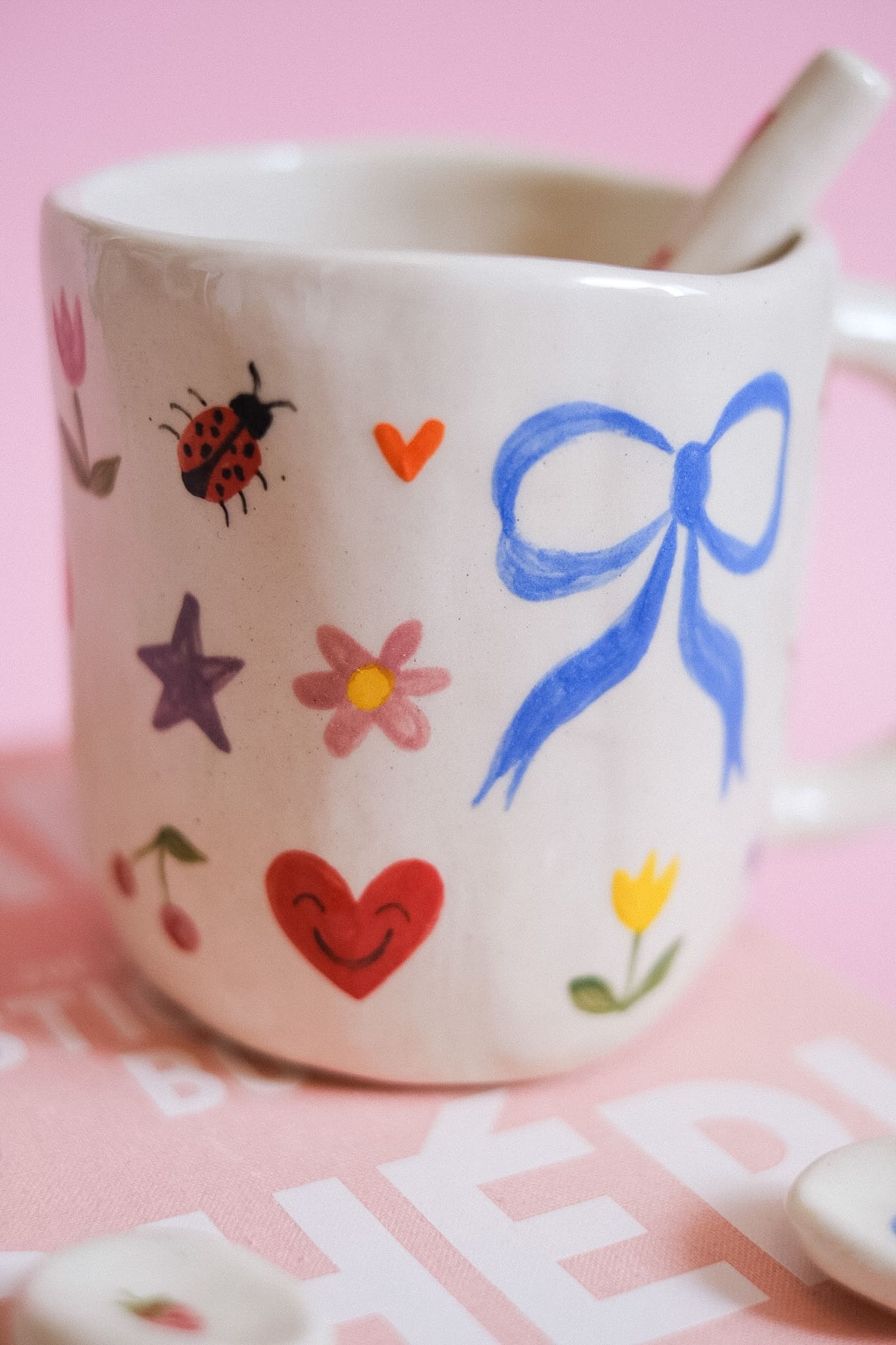 Grand mug en grès peint main motifs colorés multicolores