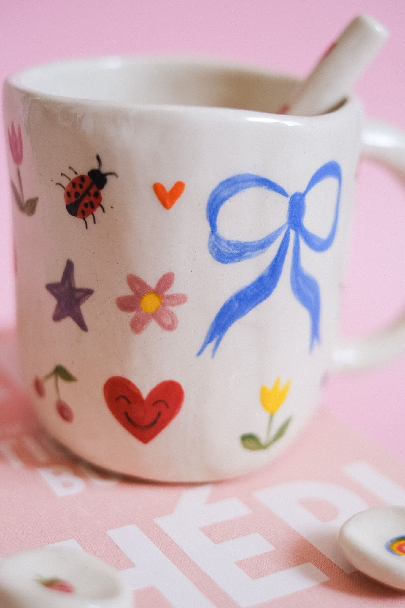 Grand mug en grès peint main motifs colorés multicolores
