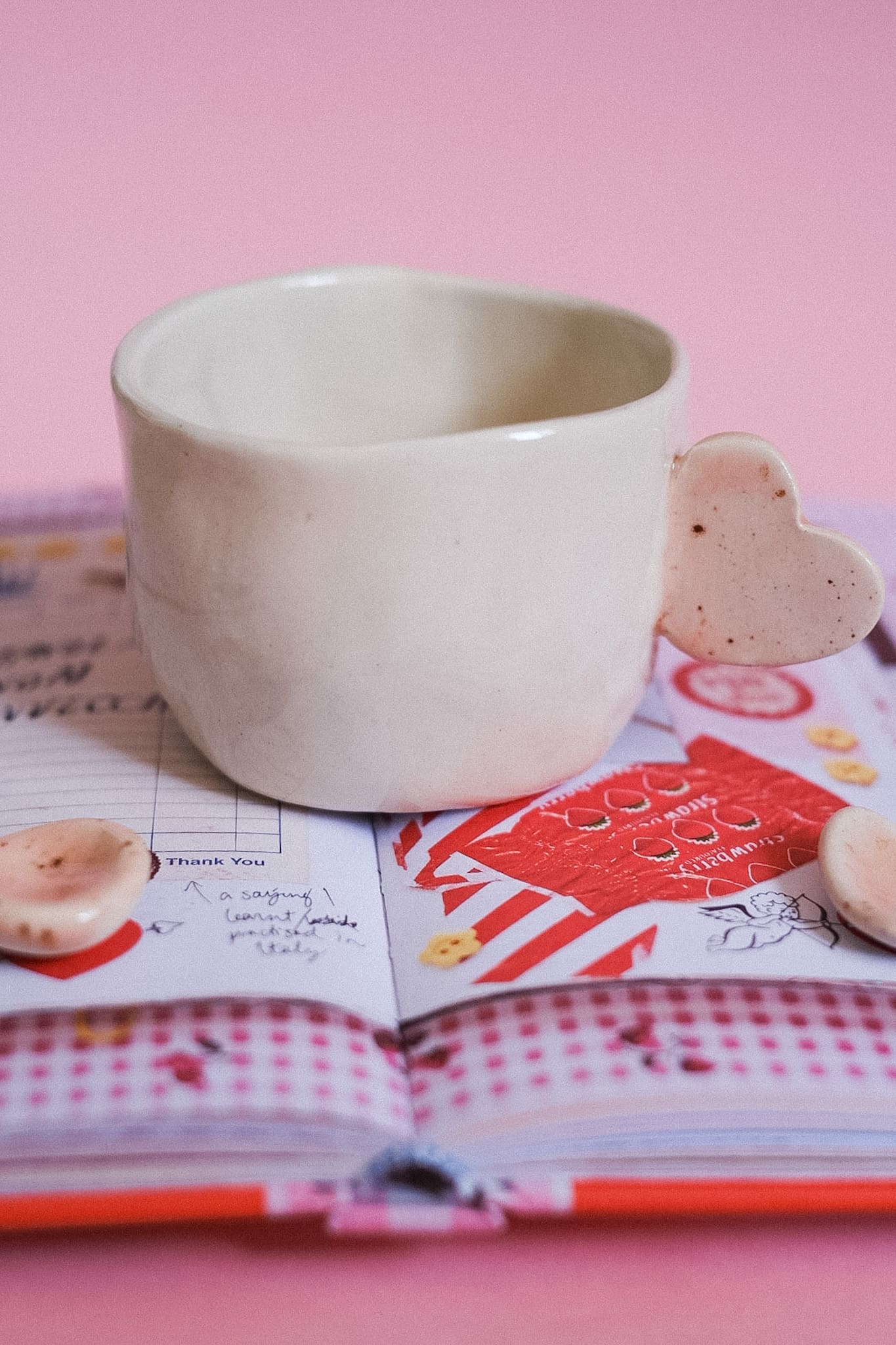 Petit mug en céramique artisanale anse en cœur