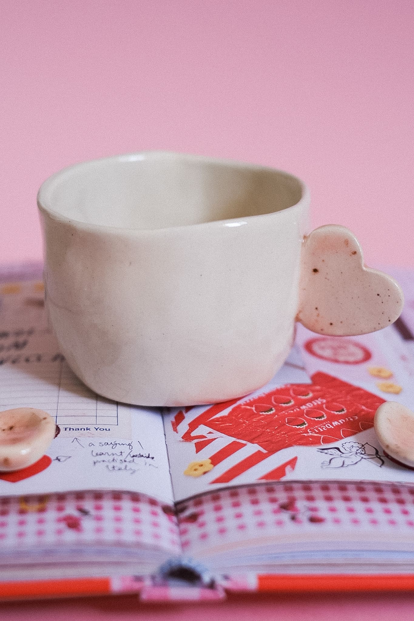 Petit mug en céramique artisanale anse en cœur