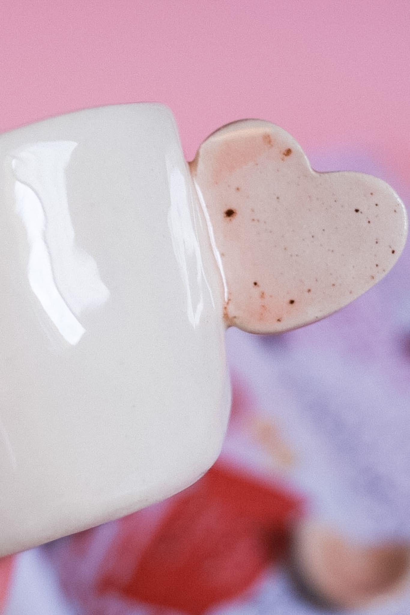 Petit mug en céramique artisanale anse en cœur