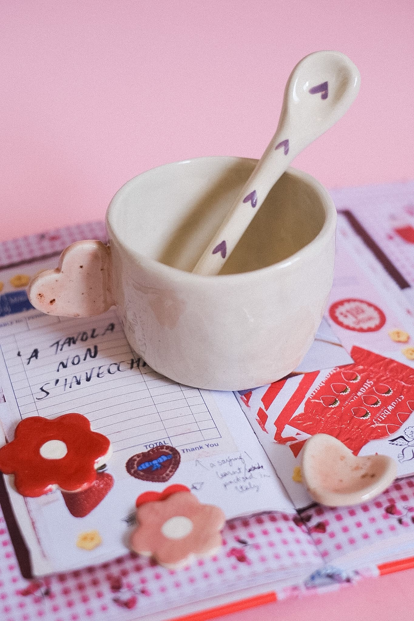 Petit mug en céramique artisanale anse en cœur