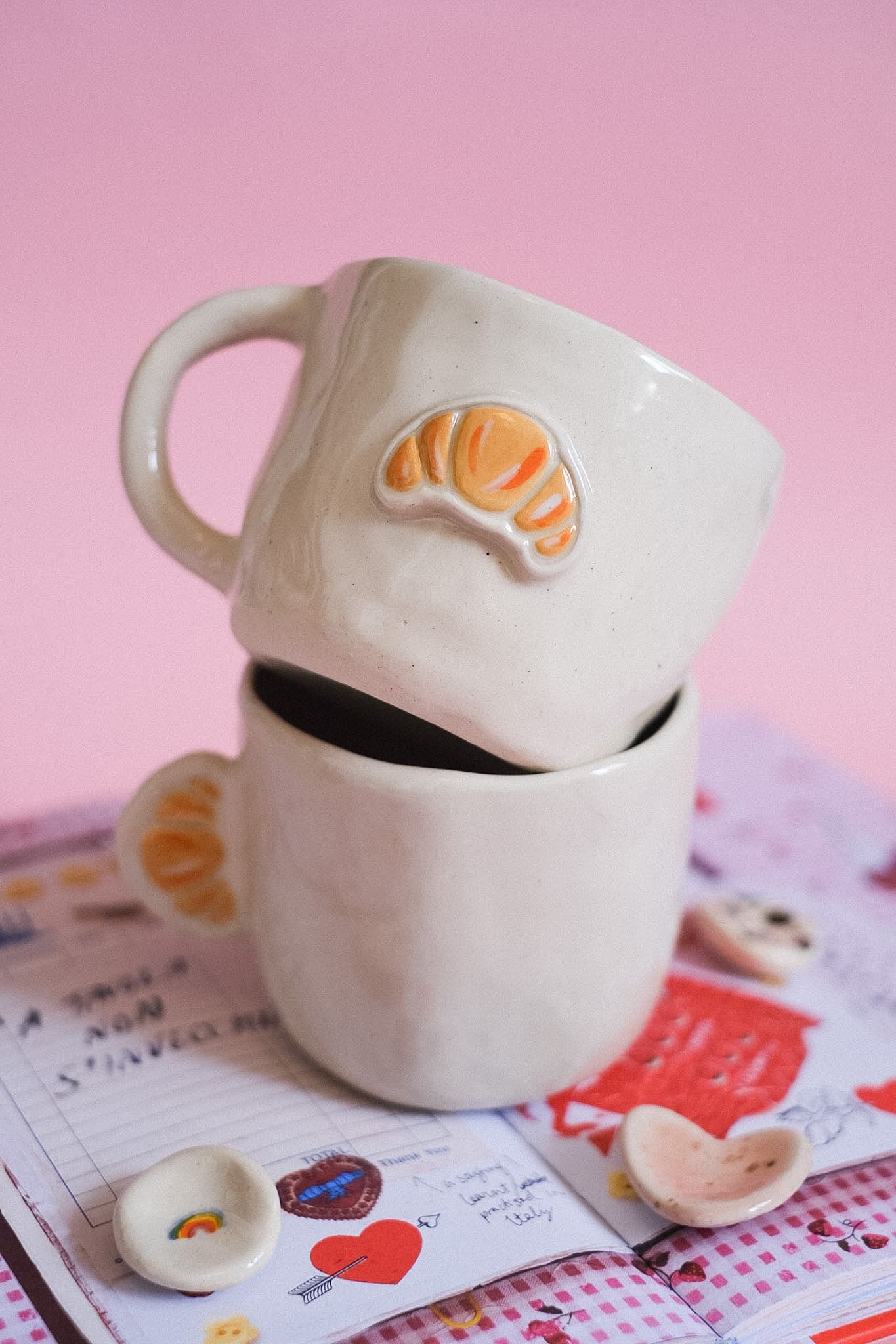 Mug en céramique artisanale motif croissant en relief